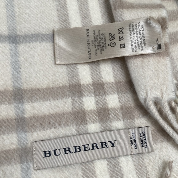 Burberry scarf - Picture 2 of 3